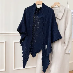 Scialle triangolare in maglia blu scuro con bordo volant, mantella invernale vintage alla moda.