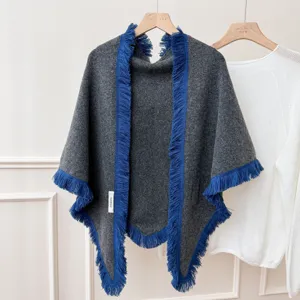 Châle triangulaire en tricot gris avec franges bleues, cape écharpe élégante.