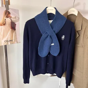 Ensemble écharpe en tricot et cardigan bleu marine style coréen, élégant et chaud.