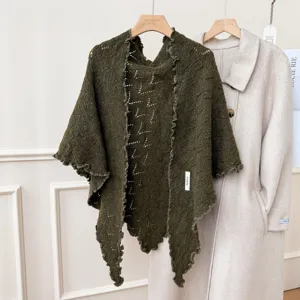 Scialle triangolare lavorato a maglia verde scuro da donna, elegante mantella calda autunno inverno.