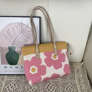 Vue détaillée du sac cabas en tricot floral avec un design confortable et spacieux intérieur.