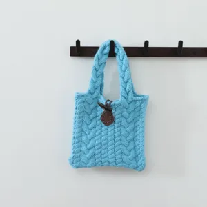 Sac à main en tricot torsadé bleu clair, sac cabas décontracté en laine pour l'automne et l'hiver.