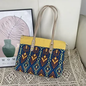 Vue détaillée du sac porté épaule en tricot avec motif ethnique et fermeture éclair.