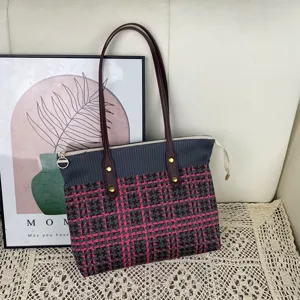 Sac cabas tricoté pour femme, motif à carreaux et fermeture éclair pratique et élégante.
