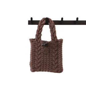 Sac à main en tricot épais marron pour femmes, élégant sac fourre-tout tissé automne hiver avec bouton.