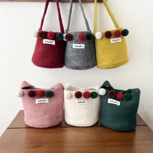 Sac seau en feutre de laine avec pompons colores et bandouliere tendance mode hiver femme