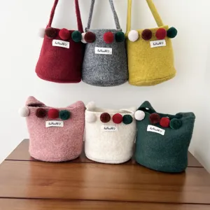 Joli sac seau retro en feutre style coreen avec pompons colores, sac bandouliere automne hiver chic.