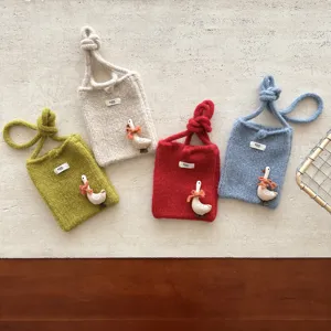 Adorable mini sac téléphone en tricot oie, détail de pochette bandoulière douillette.
