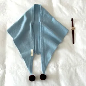 Foulard triangulaire en tricot laine bleu clair avec pompons marron, vue de détail.
