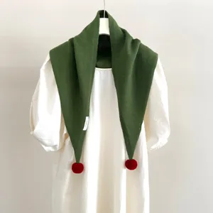 Écharpe triangulaire en tricot de laine vert foncé avec pompons rouges pour femmes hiver.