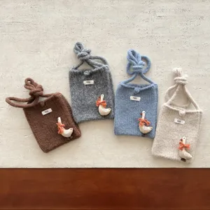 Joli sac bandoulière mini en tricot avec adorable décoration de canard et fil de laine.