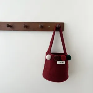Sac seau en feutre rétro coréen avec pompons, sac bandoulière design de niche élégant automne.