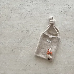 Gros plan d'un mini sac de téléphone en tricot mignon avec décoration d'oie et étiquette.