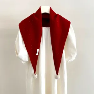 Écharpe triangulaire en tricot rouge avec pompons blancs, cape d'épaule chaude en pure laine.