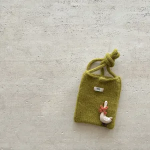 Joli petit sac téléphone en tricot vert avec pendentif oie, mini sac bandoulière pour femme.