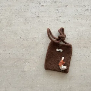 Gros plan detaille du mini sac telephone en tricot marron avec un decor de oie et bride.