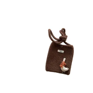 Mini sac bandoulière en tricot marron avec un joli décor de canard en peluche.