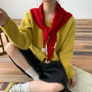 Écharpe triangulaire en laine rouge avec pompons et cardigan jaune automne hiver mode femme