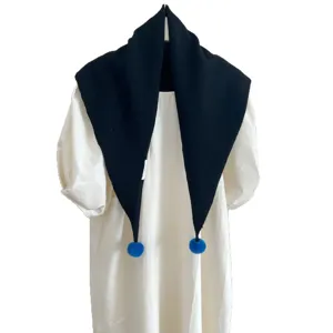 Écharpe triangulaire tricotée noire pour femme avec pompons bleus châle d'hiver chaud.