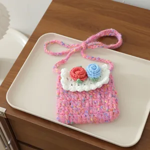 Vue détaillée du mini porte-monnaie au crochet fait main avec jolies fleurs.