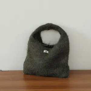 Sac à main en tricot mohair vert foncé avec bouton cornes, sac cabas peluche pour femmes.