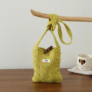 Sac bandoulière tricoté rétro automne hiver mini sac téléphone avec bouton en bois.