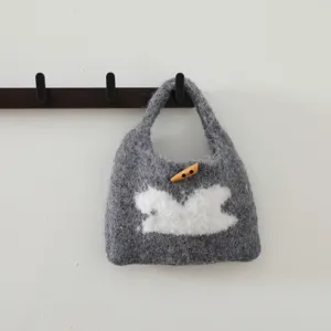 Sac cabas en tricot gris avec motif de lapin mignon et bouton en bois pour automne hiver.