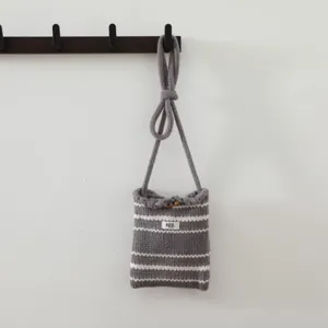 Sac bandoulière tricoté rayé gris et blanc mini poche pour téléphone fourre-tout femme