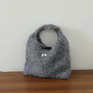 Sac à main duveteux en tricot mohair style coréen avec bouton corne, sac hiver doux.