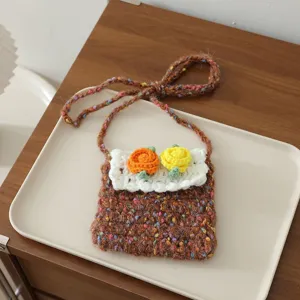 Mini sac bandoulière au crochet fait main avec adorable décor floral et fil de laine.