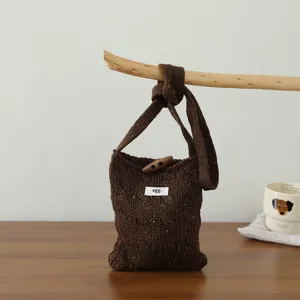 Petit sac bandoulière en tricot marron avec bouton en bois sac de téléphone vintage femme