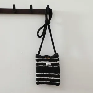 Sac bandoulière en tricot rayé noir et blanc mini sac de téléphone détail style