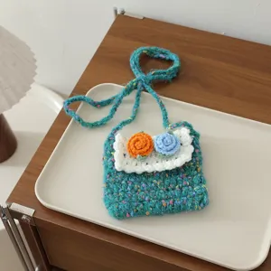 Mini sac bandoulière au crochet fait main pour enfants et femmes avec joli décor floral.