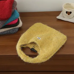 Sac cabas tricoté duveteux en mohair douillet avec bouton cornes pour le style d'hiver.