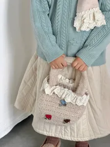 Süßes Strick Handtasche Detail mit Rüschen und Auto Stickerei für Kinder Accessoire