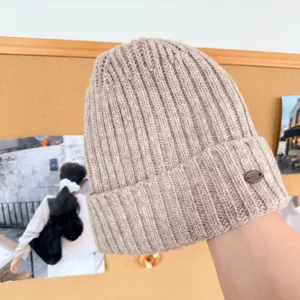 Gros plan de détail sur le bonnet en tricot côtelé doux et chaud en pure laine pour l'hiver.