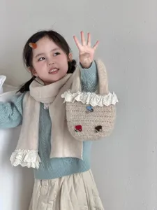 Kinder Strickhandtasche Detail mit weicher Wolle, edler Spitzenborte und Pilzdekor.
