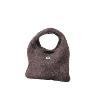 Sac à main en tricot mohair pelucheux d'hiver style coréen avec bouton corne et design.