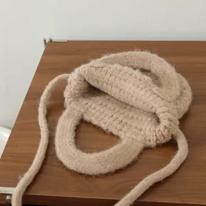 Beige Strick Umhängetasche mit flauschiger Textur und praktischem Henkel für den Alltag im Detail