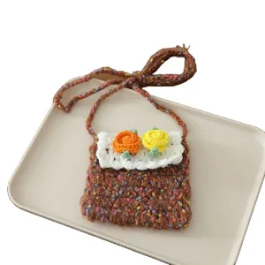 Mini porte-monnaie en laine crocheté à la main pour enfants, joli sac bandoulière floral.