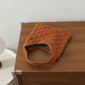 Vue détaillée du sac à main en tricot marron avec texture à pois 3D, petit sac douillet d'hiver.