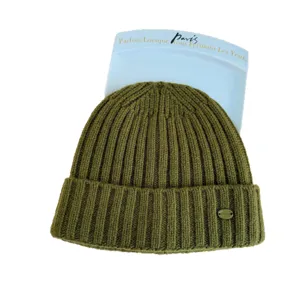 Bonnet en tricot vert olive pour femme, bonnet côtelé chaud d'hiver avec étiquette en métal.