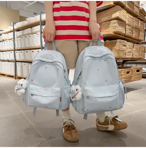 Joli sac à dos d'école bleu clair avec broderie d'étoiles et pendentif ours pour les voyages.