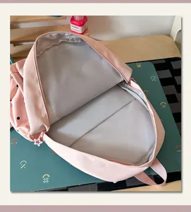 Vista dettagliata dell'interno dello zaino rosa a pois, mostra l'ampio scomparto principale.