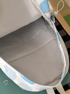 Mochila con estampado de manzana acuarela azul blanca y compartimentos interiores.