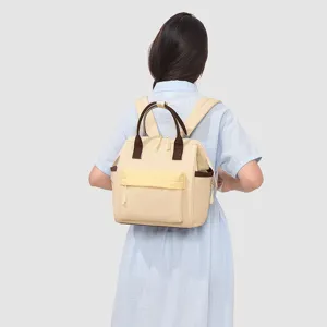 Détail du sac à dos de dos montrant le rangement à plusieurs compartiments pratiques.