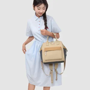 Vue détaillée du sac à dos à langer multi-compartiments avec poche avant et fermetures éclair.