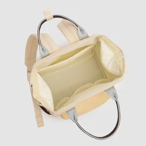 Détail du sac à dos à langer multi-compartiments avec ouverture large et poches intérieures.