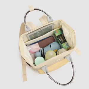 Sac à dos à langer spacieux avec multiples compartiments pour maman et bébé en voyage.