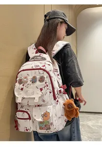 Vista dettagliata dello zaino carino con stampa capibara e tasche multiple per studenti.